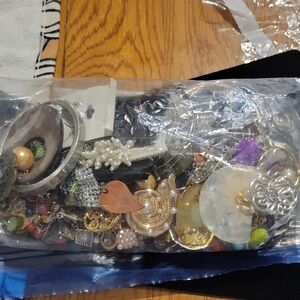 Mixed Women’s Fashion Earrings. Assorted Colors